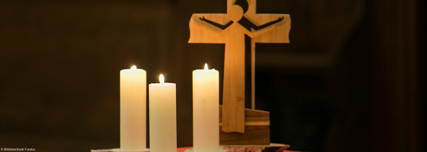 kleiner Altar mit Holzkreuz
